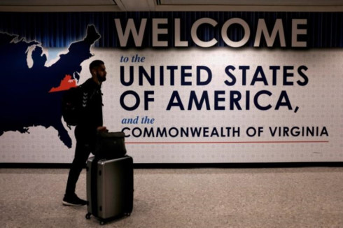 Một người nước ngoài đến sân bay trên đất Mỹ. Ảnh: Reuters.