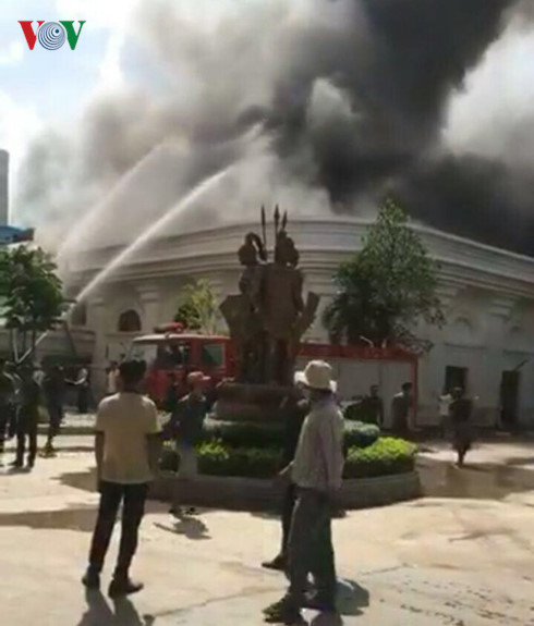 Lực lượng chức năng tích cực dập lửa vụ cháy sòng bạc Casino Le Macau. 