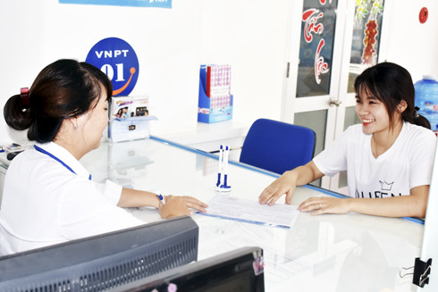 Khách hàng đăng ký dịch vụ tại điểm giao dịch của Trung tâm Kinh doanh VNPT - Khánh Hòa