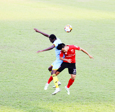 Một pha tranh chấp của cầu thủ Sanna Khánh Hòa - Biển Việt Nam (trái) trong trận đấu V-League