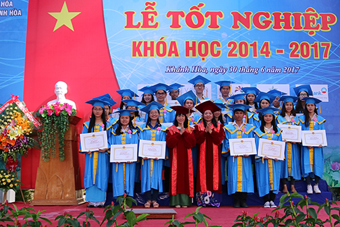 Lãnh đạo nhà trường trao bằng tốt nghiệp và giấy khen cho các sinh viên