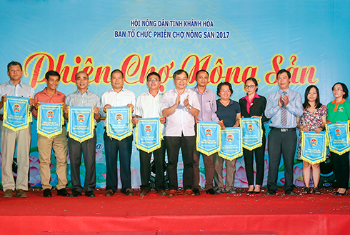 Lãnh đạo Tỉnh ủy và UBND tỉnh Khánh Hòa trao cờ lưu niệm cho các đơn vị tham gia.