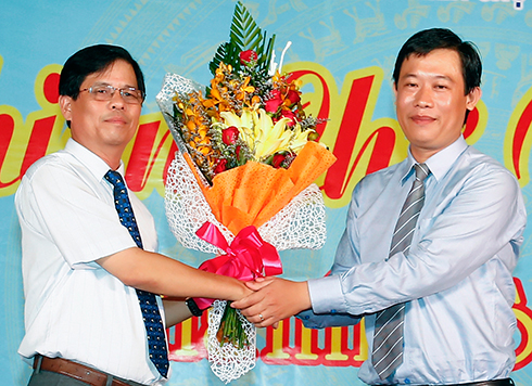Chủ tịch Hội Nông dân tỉnh, trưởng ban tổ chức Phiên chợ nông sản tặng hoa cho đồng chí Nguyễn Tấn Tuân.