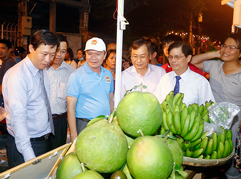 Lãnh đạo tỉnh hòa cùng dòng người thưởng lãm các sản phẩm nông sản tại Phiên chợ.