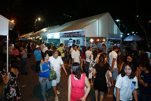 Rất đông người dân và du khách tham gia Phiên chợ trong đêm khai mạc.