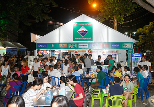 Rất nhiều người thưởng thức các món ăn mang đậm nét văn hóa ẩm thực Khánh Hòa tại Phiên chợ.