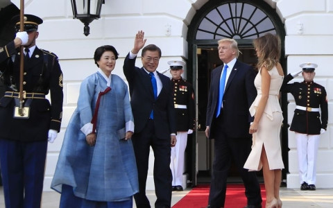 Tổng thống Hàn Quốc Moon Jae-in vẫy chào người dân Mỹ trước khi diện kiến người đồng cấp Mỹ Donald Trump. Ảnh: AP