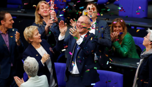 Voker Beck, một nghị sĩ của Đảng Xanh vui mừng khi Quốc hội Đức thông qua hôn nhân đồng giới - Ảnh: Reuters.