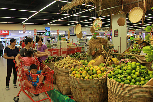 Người dân mua sắm tại siêu thị. 