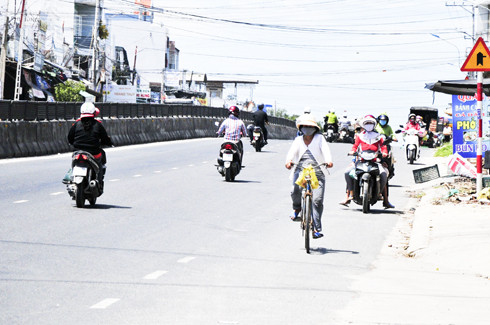 Người dân vi phạm an toàn giao thông trên Quốc lộ 1 đoạn qua thị trấn Cam Đức
