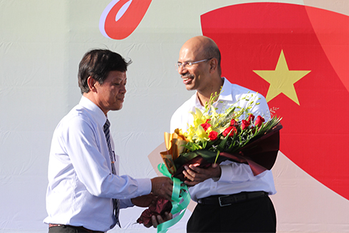 Leader of Khanh Hoa Provincial Department of Culture and Sports offering flower to Jeevan Chandra Kandpal, Indian Consul in Vietnam.
