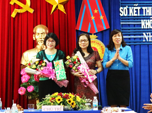 Bà Trương Minh Hà - Chủ tịch Công đoàn ngành Giáo dục  tặng hoa cho các cá nhân có nhiều đóng góp trong công tác  công đoàn đã nghỉ hưu
