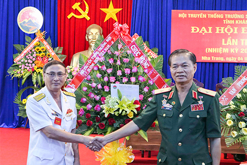 Thiếu tướng Hoàng Kiền (bìa phải) - Anh hùng lực lượng vũ trang nhân dân, Phó Chủ tịch Trung ương Hội Truyền thống Trường Sơn - Đường Hồ Chí Minh tặng hoa chúc mừng đại hội