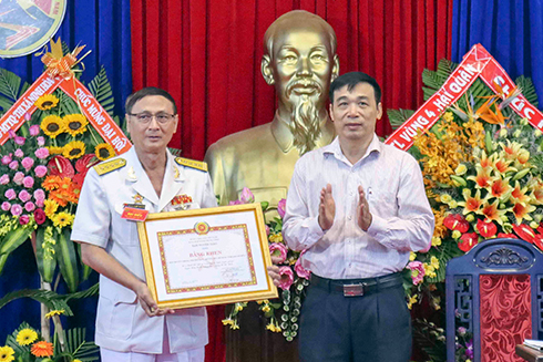 Đại diện Ban Tuyên giao Tỉnh ủy trao bằng khen của Ban Tuyên giáo Trung ương cho Hội truyền thống Trường Sơn - Đường Hồ Chí Minh tỉnh