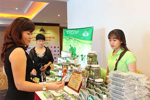 Đại biểu tham quan sản phẩm rong nho của một doanh nghiệp Khánh Hòa tại diễn đàn.