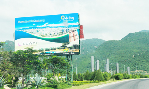 Biển quảng cáo tấm lớn trên đường Nguyễn Tất Thành, xã Cam Hải Đông, huyện Cam Lâm