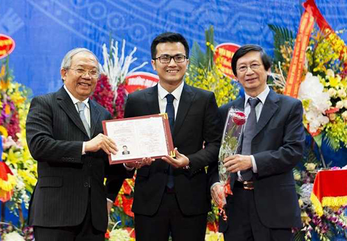 Anh Trần Xuân Bách (32 tuổi) là người trẻ nhất trong 638 nhà giáo được công nhận phó giáo sư năm 2016. Ảnh: VTC.  