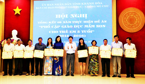 Đồng chí Nguyễn Duy Bắc trao bằng khen cho các tập thể