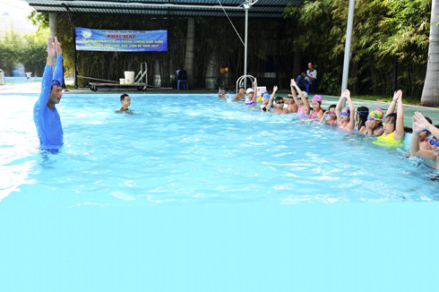 Lớp dạy bơi do Thành đoàn Nha Trang tổ chức