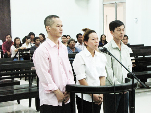 Nguyễn Tuấn Anh (bìa trái) tại phiên tòa xét xử sơ thẩm ngày 18-9-2014
