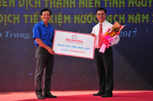 Công ty TNHH Bảo hiểm nhân thọ Prudential Việt Nam trao biểu trưng số tiền hỗ trợ học bổng cho đại diện Tỉnh đoàn.