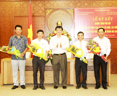 Đồng chí Trần Sơn Hải tặng hoa cho lãnh đạo 4 đơn vị tham gia ký kết