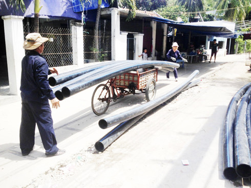 Công nhân thi công hệ thống ống dẫn nước về các khu dân cư
