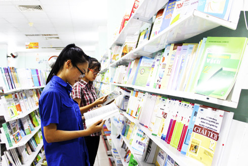Học sinh chọn mua sách tham khảo tại Trung tâm sách Thống Nhất