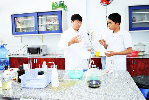 TS.Nguyễn Văn Hòa (trái) tại phòng thí nghiệm