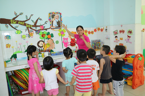 Cô giáo trò chuyện với trẻ về Bác Hồ kính yêu. 