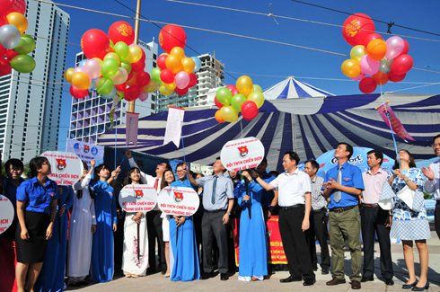 Representatives release balloons carrying messages about environmental protection.