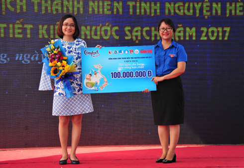Representative of Comfort One Rinse offering VND100 million voucher to Khanh Hoa Provincial Youth Union.