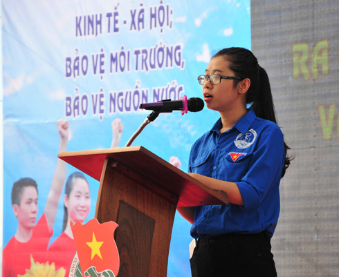 Student of Khanh Hoa Medical College expressing determination to fulfill tasks during the campaigns.