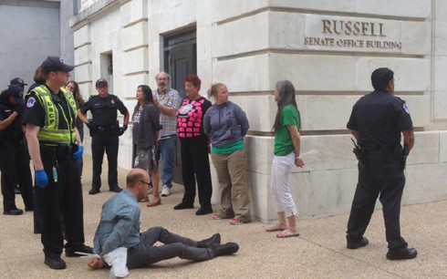 Những người biểu tình bị cảnh sát Quốc hội Mỹ khống chế, trói tay. Ảnh: Washington Examiner.
