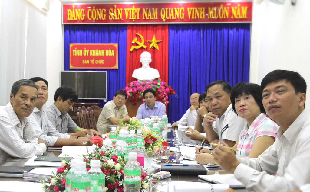Các đại biểu nghe thuyết trình trực tuyến tại điểm cầu Khánh Hoà.