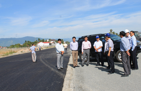 Đoàn công tác của Bộ Kế hoạch - Đầu tư kiểm tra dự án đường Cao Bá Quát - Cầu Lùng.