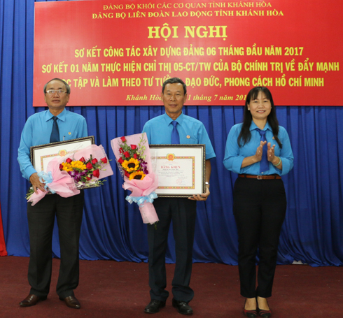 2 cá nhân Liên đoàn Lao động tỉnh nhận bằng khen của Ban Chấp hành Đảng bộ tỉnh. 