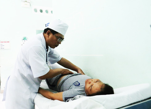 Bác sĩ Bệnh viện Bệnh nhiệt đới tỉnh kiểm tra sức khỏe cho bệnh nhân  bị mắc bệnh giun đũa chó