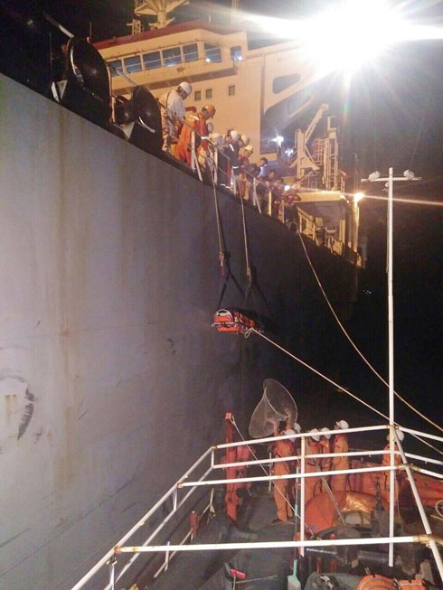 Lực lượng cứu nạn chuyển anh Cui Jisheng từ tàu hàng sang tàu SAR27-01.