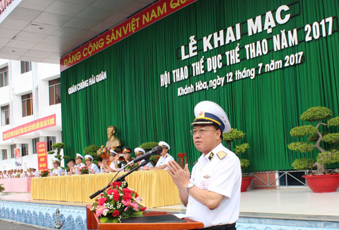 Chuẩn Đô đốc Phạm Xuân Điệp phát biểu khai mạc hội thao.