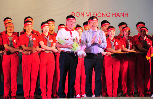 Leader of Khanh Hoa offers flower to organization committee of “Red Journey” program.
