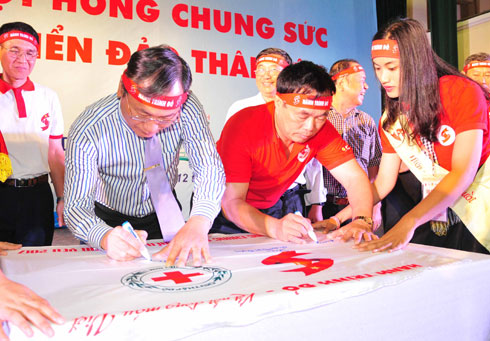 Representatives signing on flag of “Red Journey” program.