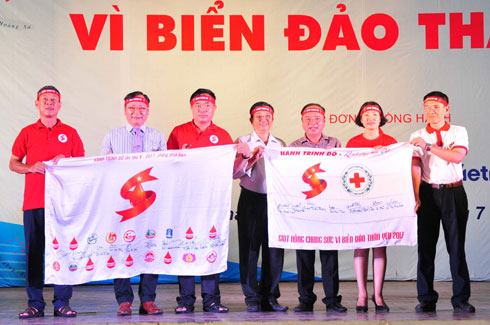 Flags of localities joining “Red Journey” voluntary blood donation program 2017 will be displayed at program’s closing ceremony held at National Convention Center (Hanoi) on July 29.