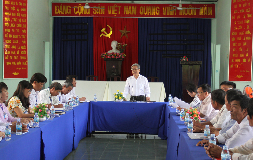 Ông Lê Xuân Thân làm việc tại xã Ninh Thân, thị xã Ninh Hòa.