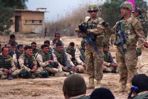 Quân nhân Mỹ (đứng) huấn luyện quân nhân Iraq. Ảnh: Bộ Quốc phòng Mỹ.