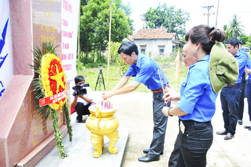 Đoàn viên, thanh niên thắp hương tưởng niệm các anh hùng liệt sĩ hy sinh tại chiến khu Hòn Dữ