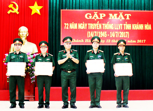 Đại tá Ngô Quang Trung - Chỉ huy trưởng Bộ Chỉ huy Quân sự tỉnh (giữa) trao bằng khen của Bộ Quốc phòng cho các tập thể