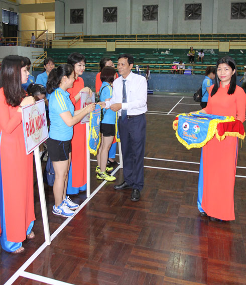 Ban tổ chức tặng cờ lưu niệm cho vận động viên các đoàn tham dự.   