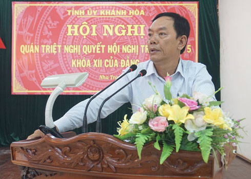 Ông Trần Văn Thắng quán triệt các nghị quyết.
