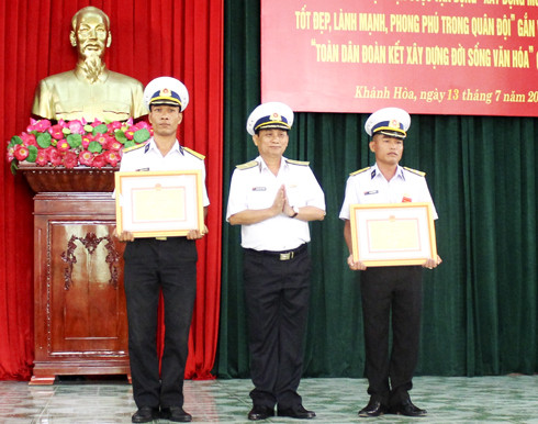 Chuẩn Đô đốc Nguyễn Đức Vượng tặng giấy khen cho các tập thể